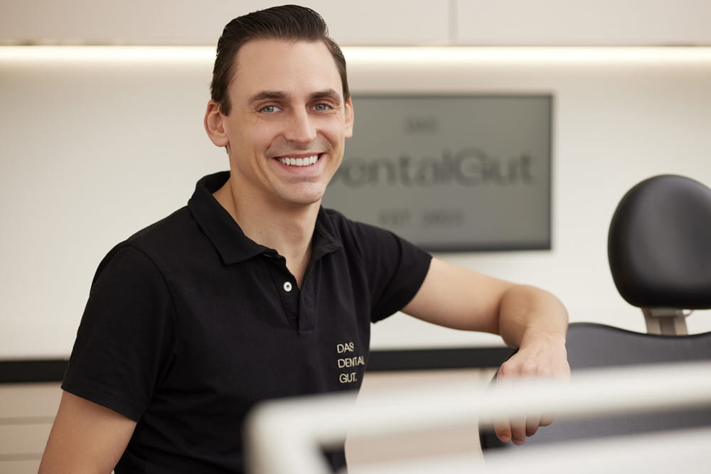 Implantologe und Prothetiker Dr. Sven Tomalla in Main bei DentalGut - Angstfrei zu schönen Zähnen mit Implantaten
